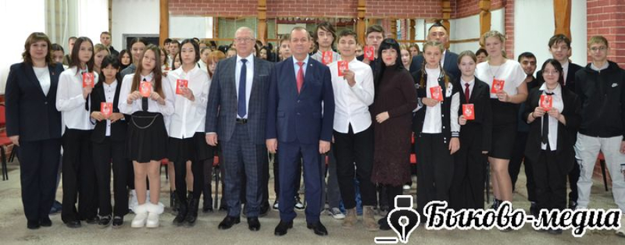 Семнадцати юным гражданам России  Сергей Булгаков и Александр Рычагов  вручили паспорта
