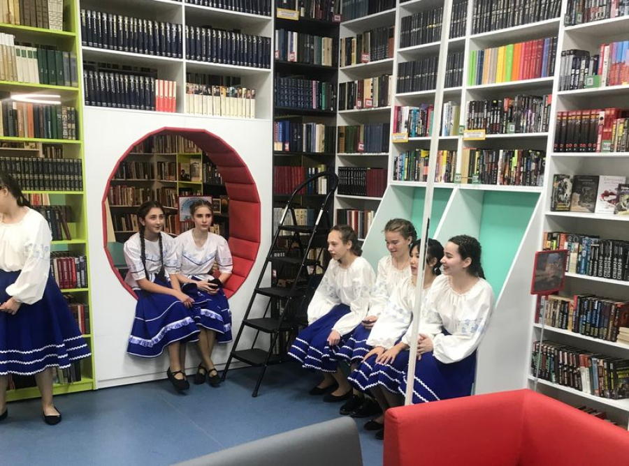 Участники районного фестиваля побывали в модельной библиотеке