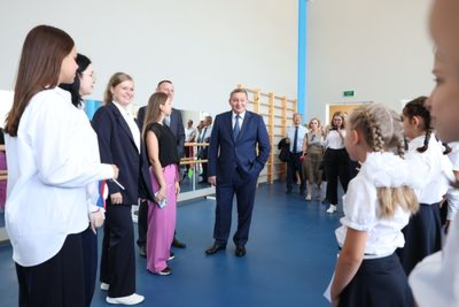 Разговор о важном и планы развития: Андрей Бочаров посетил новую школу-тысячник Волгограда
