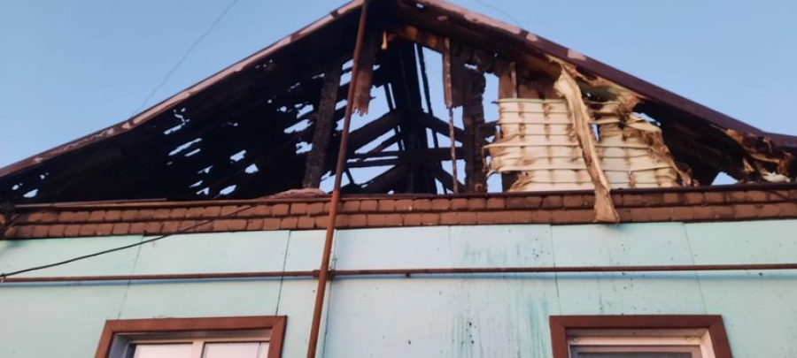 Из-за замыкания электропроводки загорелся дом
