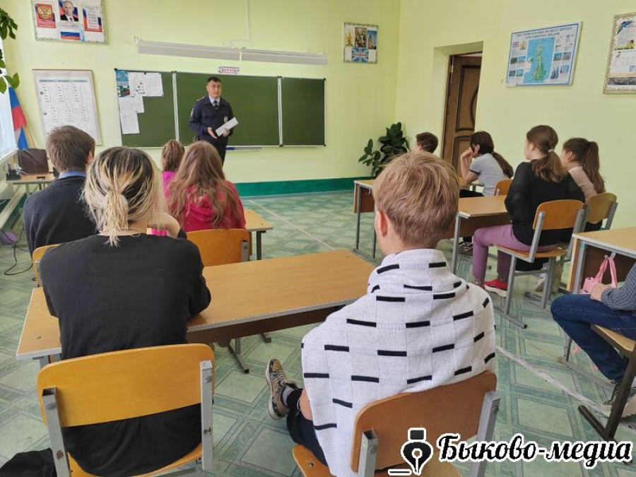 В Зеленом школьники встретились с участковым