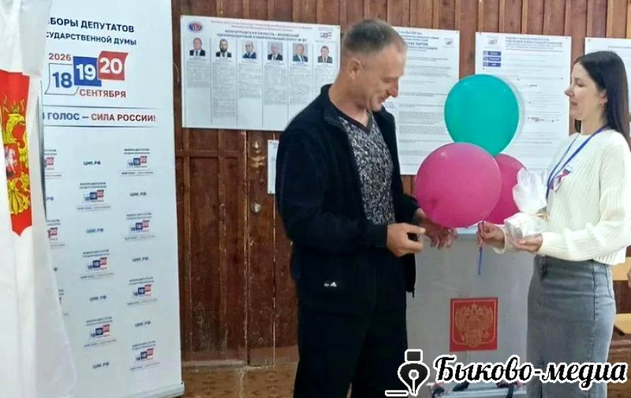 На УИК № 211 поздравили именинников