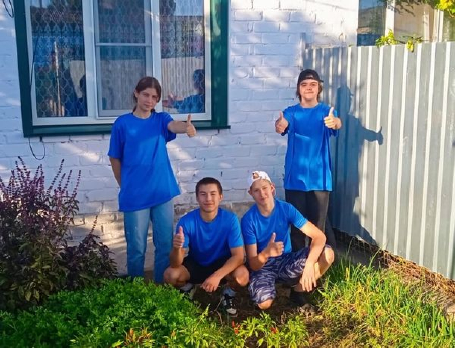 Волонтеры отряда "ДариДобро" провели акцию "День помощи пожилым людям"