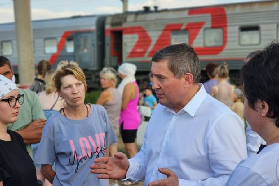 Андрей Бочаров координирует работу на месте ЧП с пассажирским поездом