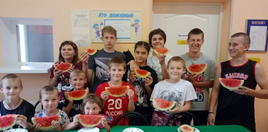 Воспитанники СРЦ отметили День арбуза