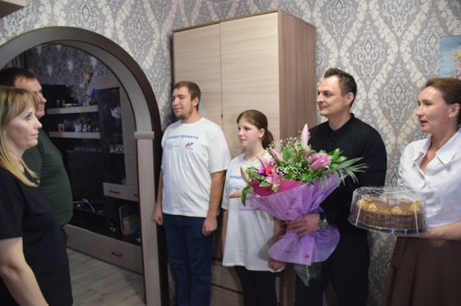 В Волгоградской области член Оргкомитета конкурса &laquo;Премия &laquo;Семья России&raquo; Анна Апакова встретилась с победителем конкурса &ndash; многодетной семьей Решетниковых