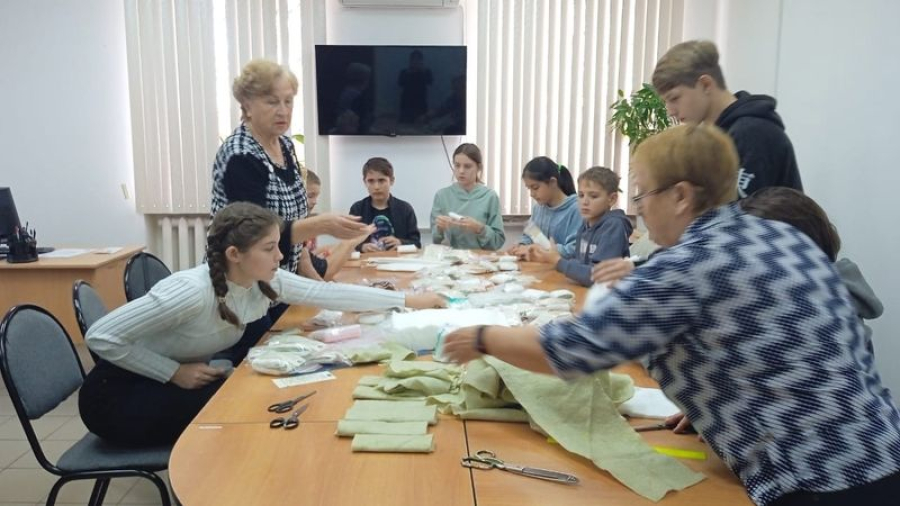 Воспитанники СРЦ сделали "сухой душ" для бойцов СВО своими руками