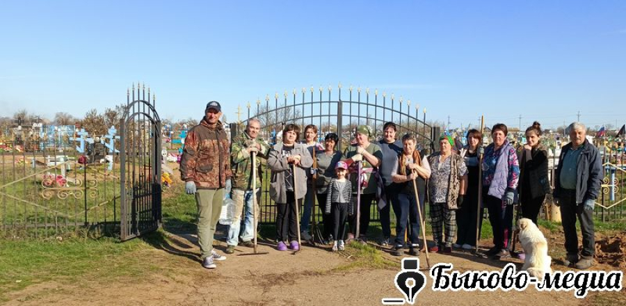 В Кислово началась уборка на сельском кладбище