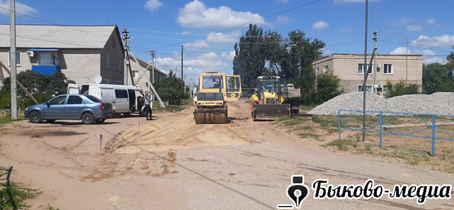 В Зеленом засыпают дорогу щебнем