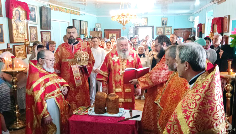 В Субботу Светлой седмицы епископ Иоанн совершил Литургию в Троицком храме в Быково