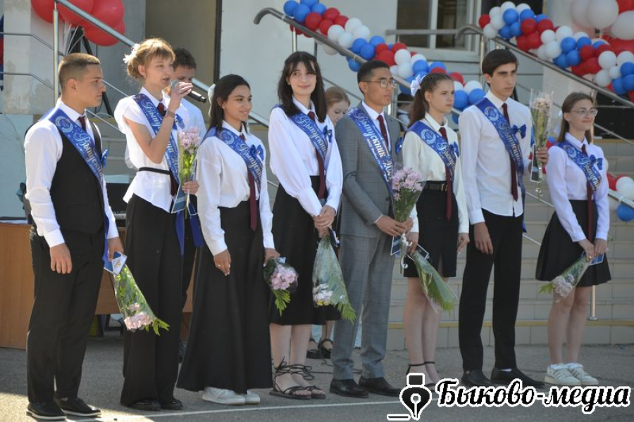 В Быковской средней школе №1 прошла торжественная линейка