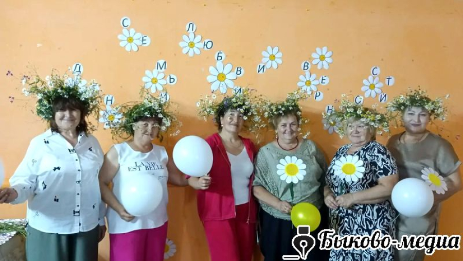 В Александровке ко Дню, любви и верности сплели венки из ромашек