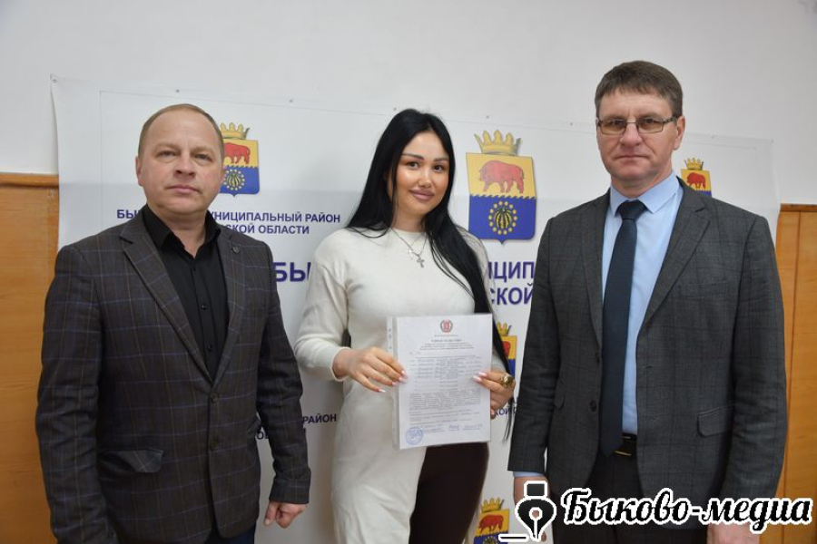 Молодой семье вручили жилищный сертификат