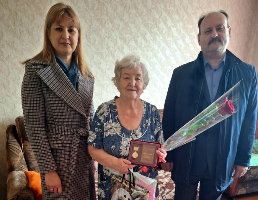 В Зеленом труженице тыла вручили Памятный знак губернатора
