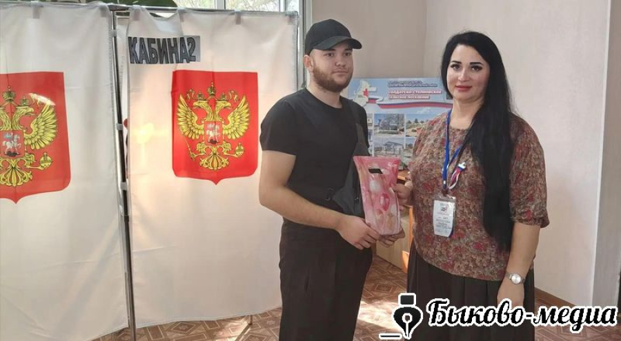 На участке № 221 голосуют целыми семьями и впервые &mdash; молодёжь
