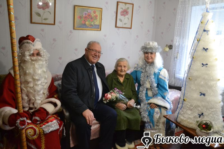 Ветерана войны Нину Павловну Малуеву поздравили с наступающим праздником