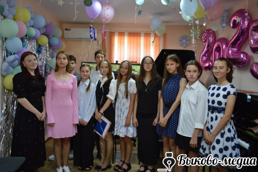 Выпускникам ДШИ вручили свидетельства об окончании школы