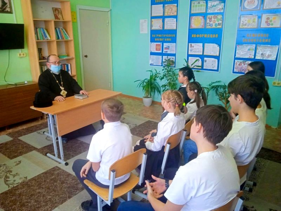 Настоятель церкви поговорил с воспитанниками СРЦ на тему "Основы духовной жизни семьи"
