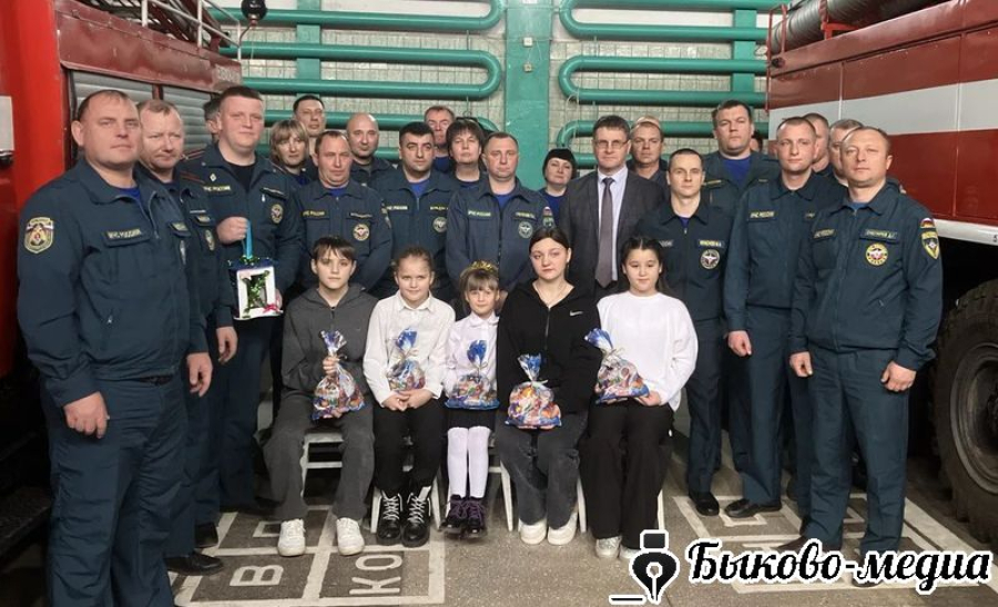 Сотрудников МЧС поздравили с профессиональным праздником