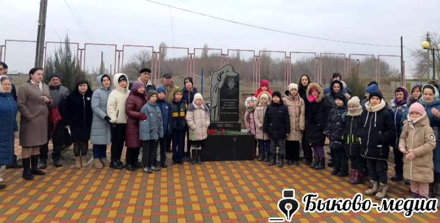 В Александровке в день Сталинградской Победы возложили цветы