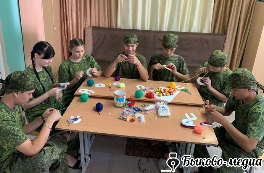 Волонтеры создали обереги для бойцов СВО