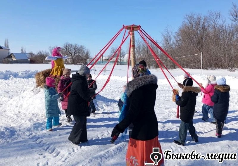 В Красносельце жители села проводили зиму с блинами и народным гуляньем