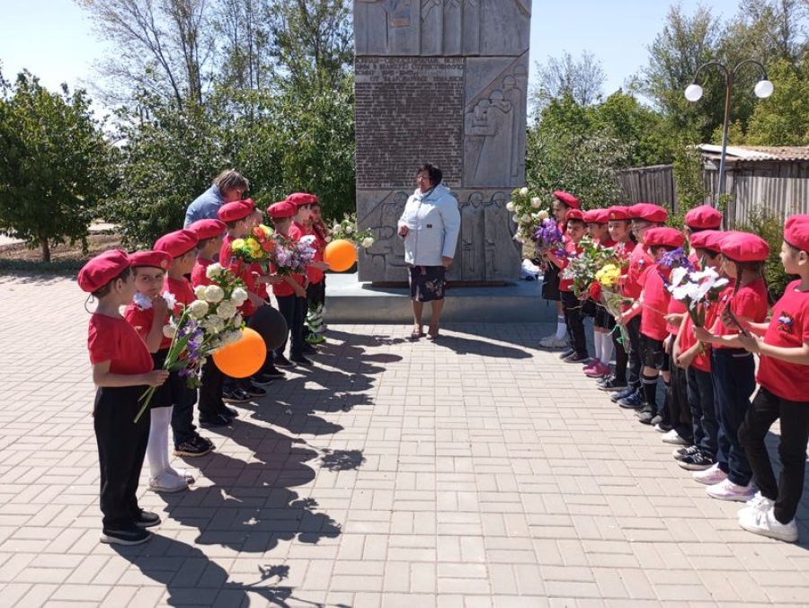 В Красносельце для первоклашек прошел Урок мужества