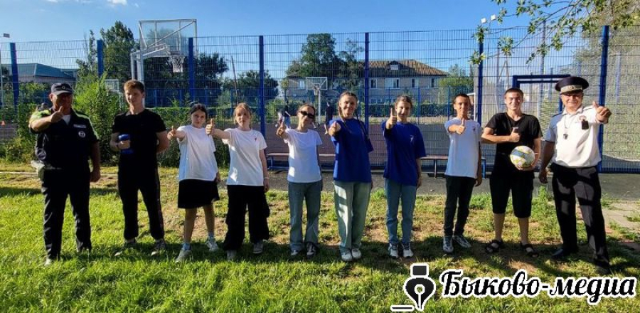 Активисты "Движение Первых" провели акцию &laquo;Зарядка со стражем порядка&raquo;