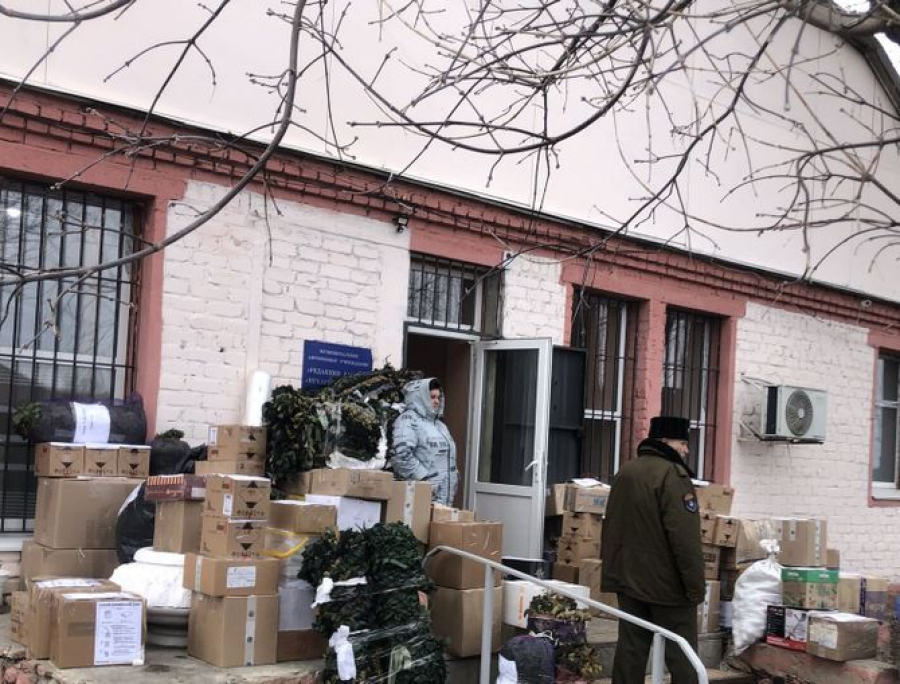 Участники очередного гумконвоя доставили гостинцы нашим бойцам