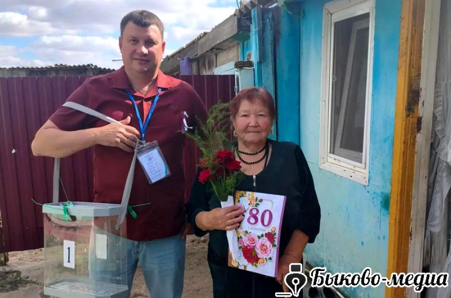 Урало-Ахтубинском поселении выездная комиссия поздравила юбиляра