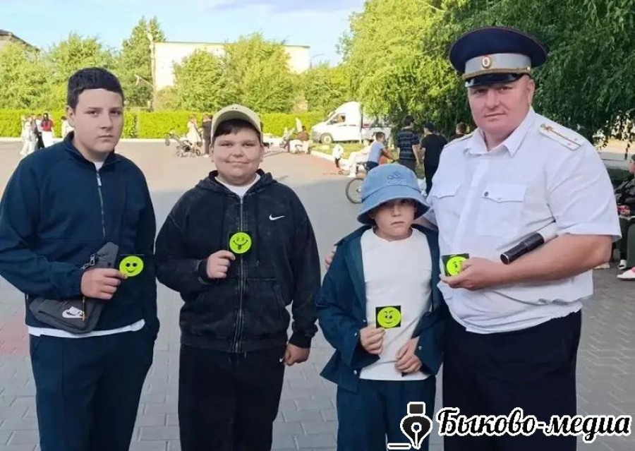 Пешеходам  вручили светоотражающие элементы