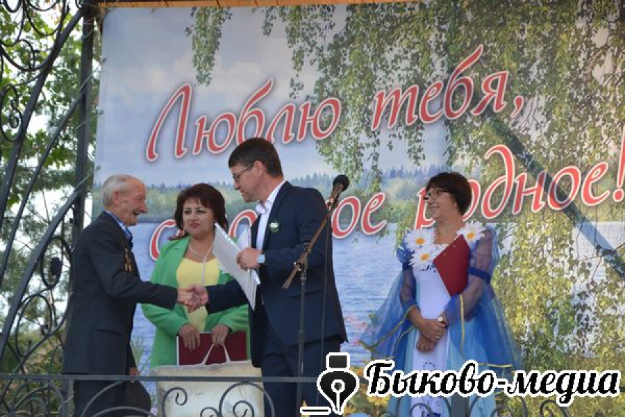 В Новоникольском встречали ромашками, а провожали танцами и салютом