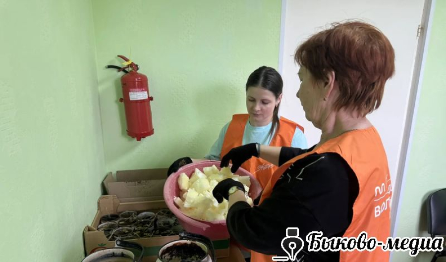 Волонтёры заливают окопные свечи для отправки бойцам в зону СВО