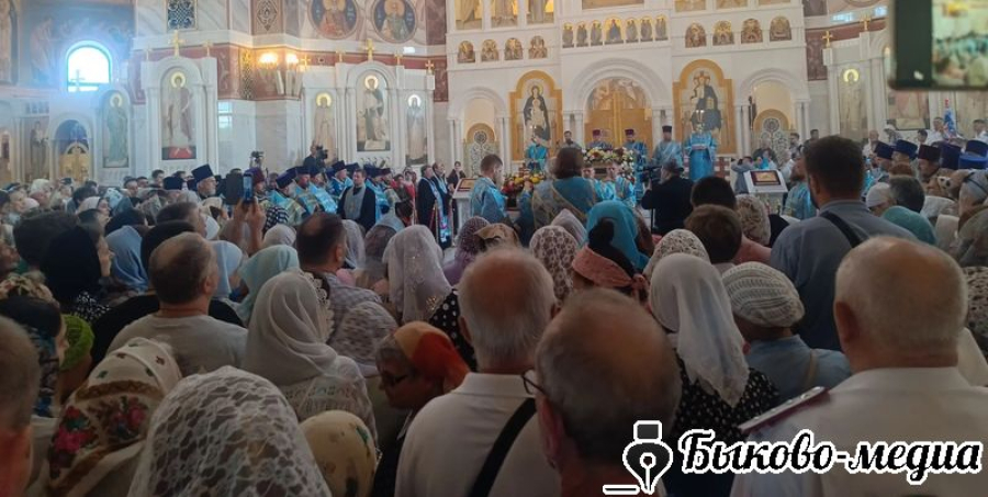 Быковчане побывали в Волгограде и встретили чудотворную икону