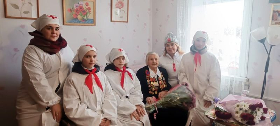 Школьники Приморска поздравили ветерана со знаменательной датой в истории страны