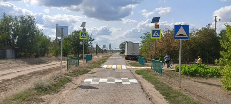 Рядом со школой в Новоникольске появился светофор