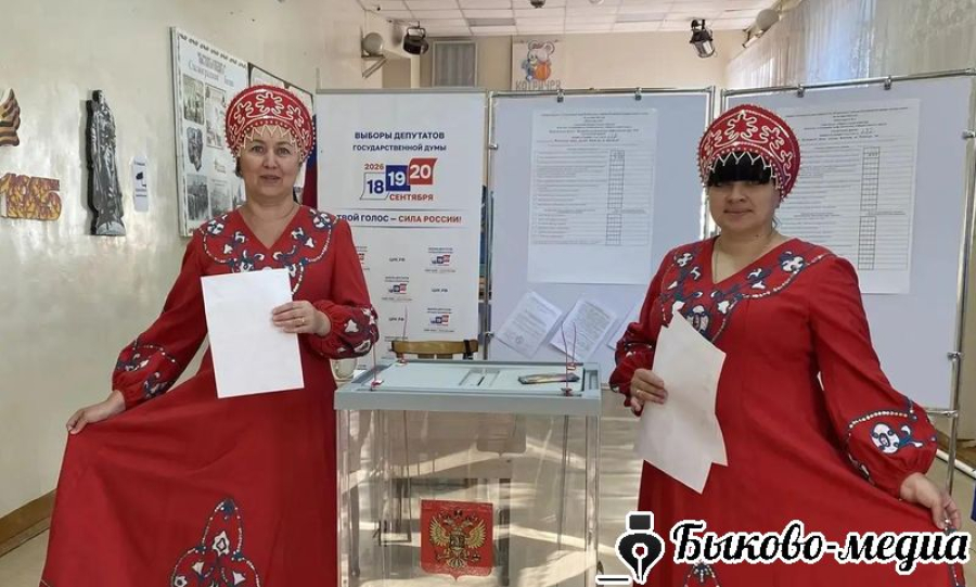 В Катричеве голосование началось с народного колорита: на участок пришли артисты в русских костюмах
