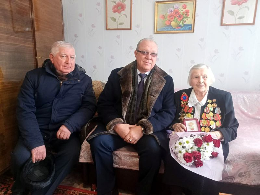 В Приморске Нине Павловне Малуевой торжественно вручили  почетный знак в честь 80-летия снятия блокады Ленинграда
