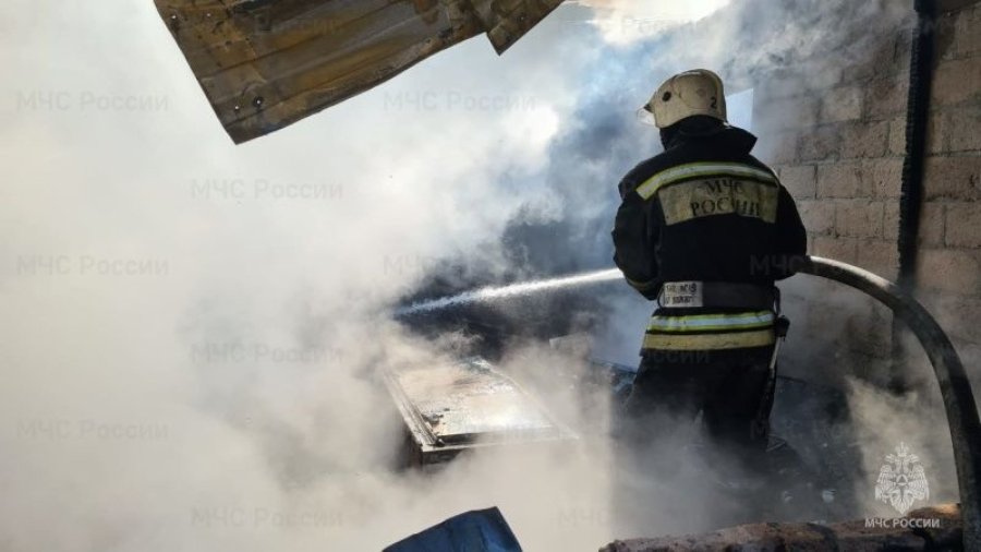 В поселке Победа загорелся вагончик