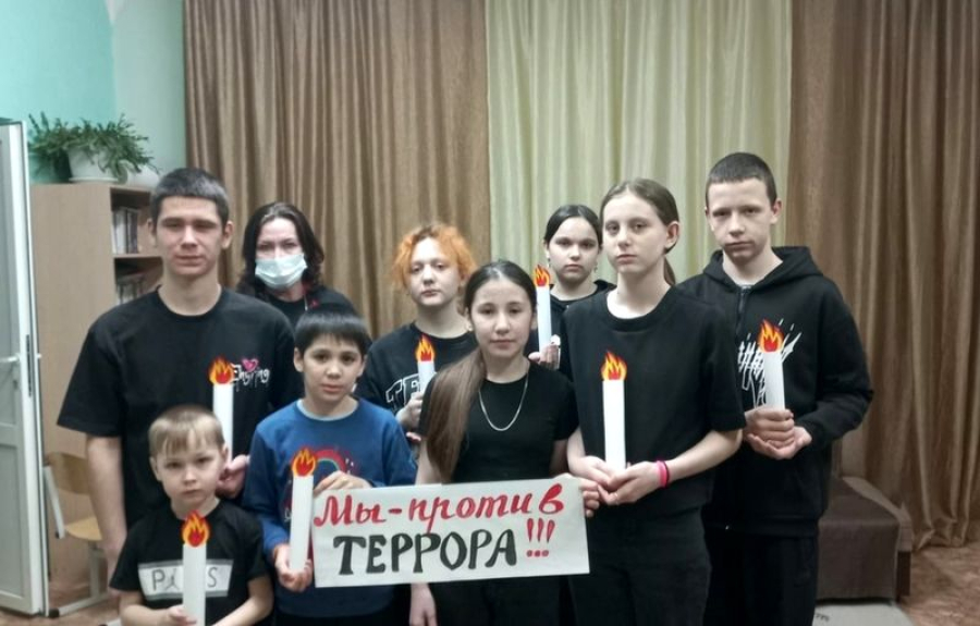 Воспитанники СРЦ провели акцию "Свеча скорби"