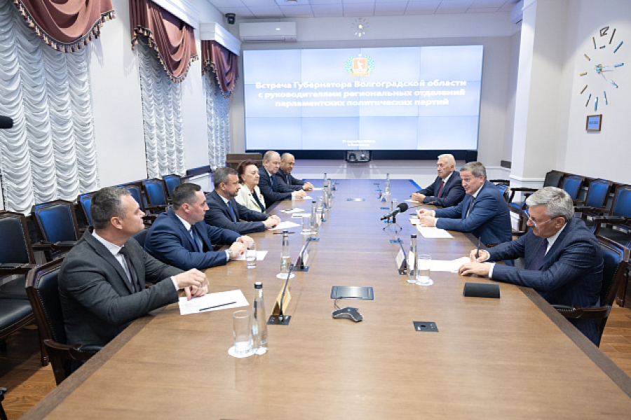 Андрей Бочаров провел встречу с руководителями реготделений парламентских политических партий