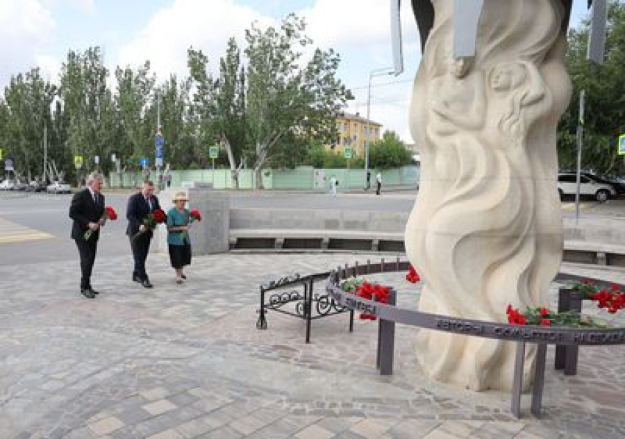 Андрей Бочаров почтил память жертв массированной бомбардировки Сталинграда