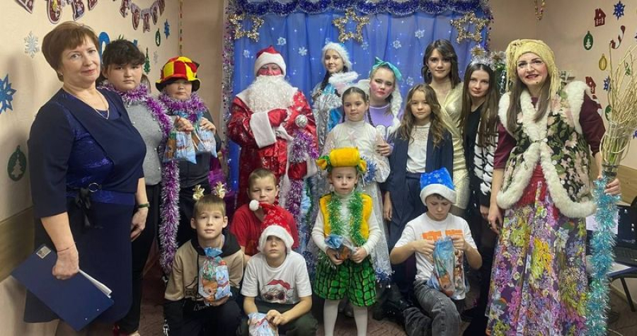 Специалисты ГБУ СО &laquo;Быковский ЦСОН&raquo; устроили новогоднюю сказку для детей