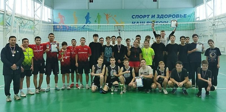 В универсальном спортивном зале Быково прошёл новогодний турнир по волейболу