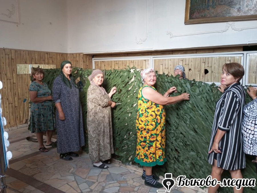 В Красносельце плетут маскировочные сети для участников СВО