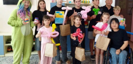 Волонтеры "Луч света" подарили детям СРЦ праздник