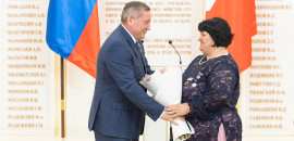 Губернатор Андрей Бочаров вручил орден «Мать-героиня» жительнице Волгоградской области