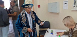 Катричевцы голосуют в национальных костюмах, а старейшины подают пример