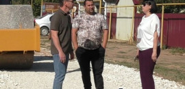 Приморск обустраивает дороги: идёт щебенение покрытия