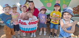 В Кислово дети выполнили коллективную работу "Флаг России"